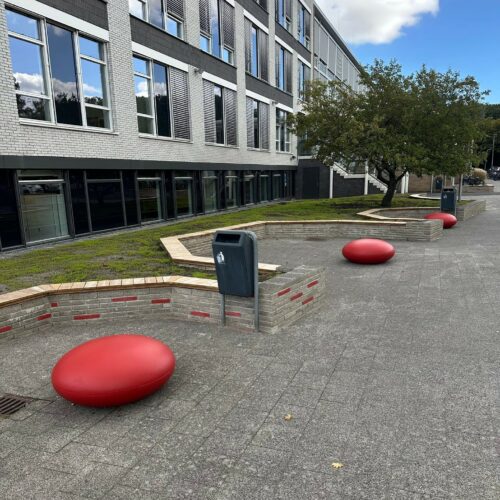 Betonnen zitelementen. De reuzen Smartie 77 Onze Smarties. Betonnen zitelementen voor schoolpleinen en speelplaatsen, veilig én weerbestendig.